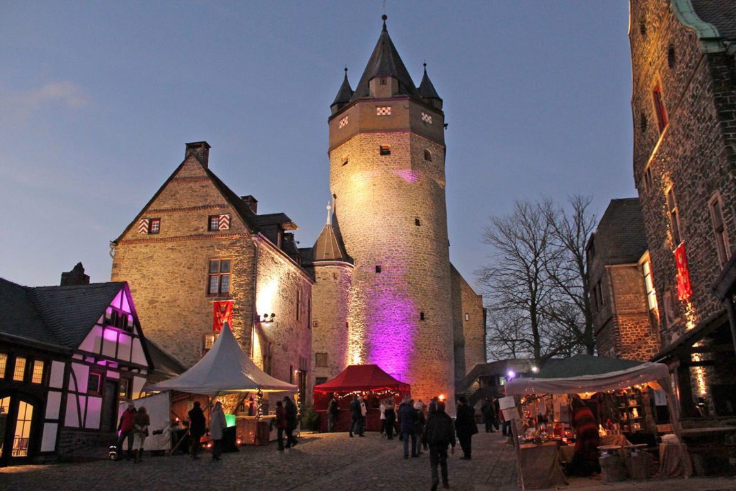 Beim Winter-Spektakulum wird die Burg Altena in festliches Licht getaucht. Foto: Michelle Wolzenburg/Märkischer Kreis