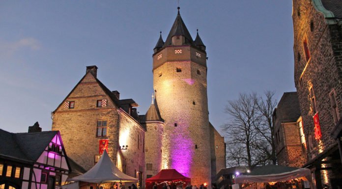 Beim Winter-Spektakulum wird die Burg Altena in festliches Licht getaucht. Foto: Michelle Wolzenburg/Märkischer Kreis