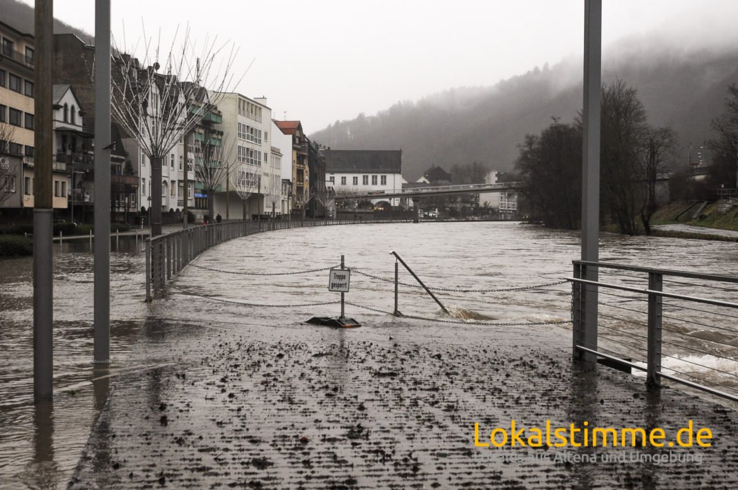 Die Sperrung der Lenneuferstraße konnte nach dem Hochwasser in Altena aufgehoben werden.