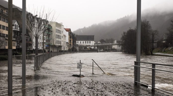 Die Sperrung der Lenneuferstraße konnte nach dem Hochwasser in Altena aufgehoben werden.