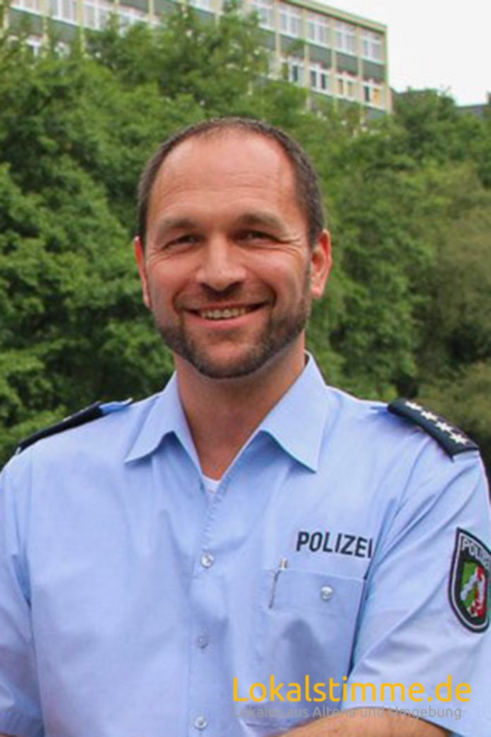 Alexander Fall verlässt die Polizeiwache in Altena.