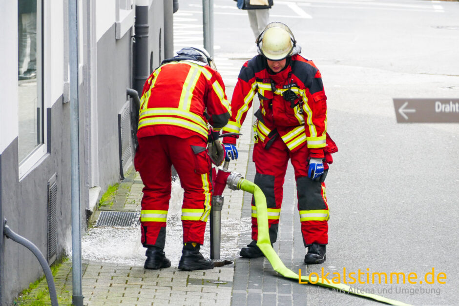 Mülleimer in Bewohnerzimmer brennt Feuerwehr rückt zum