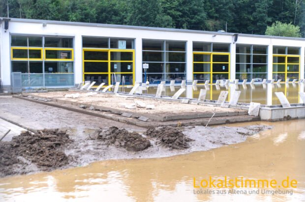 Das Frei- und Hallenbad in Dahle ist von Wasser-, Schlamm- und Geröllmassen überschwemmt worden und hat seit dem geschlossen. Foto (Archiv): Carsten Menzel