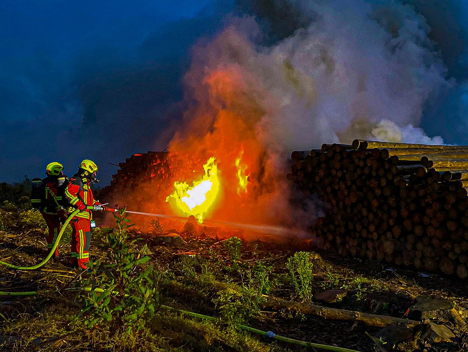 Brandstifter unterwegs? Zwei Holzstapel brennen in Altena-Evingsen und  Hemer-Ihmert - Warnung wegen starker Rauchentwicklung 