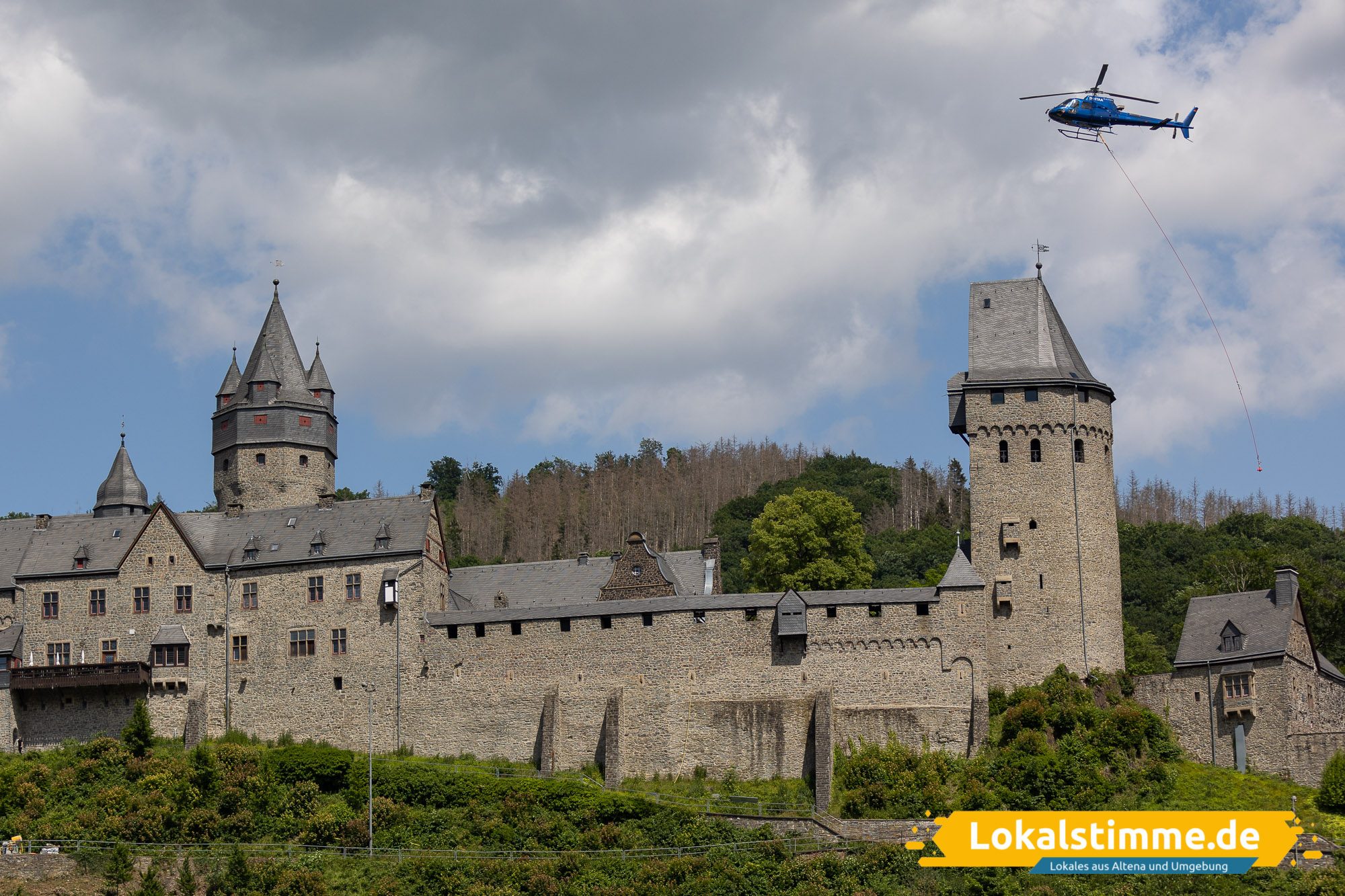 Wenn ein Lastentransporter über Altena fliegt und den Verkehr anhält -  Spektakulärer Hubschraubereinsatz an der Burg 
