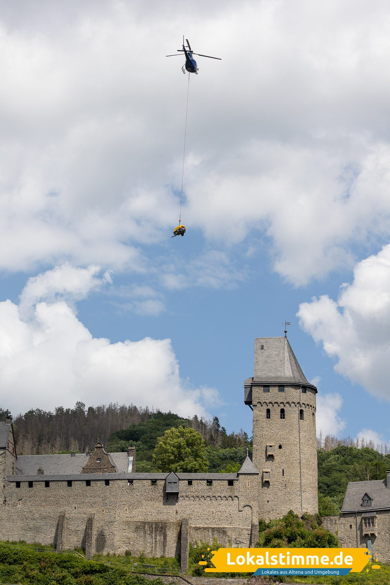 Wenn ein Lastentransporter über Altena fliegt und den Verkehr anhält -  Spektakulärer Hubschraubereinsatz an der Burg 