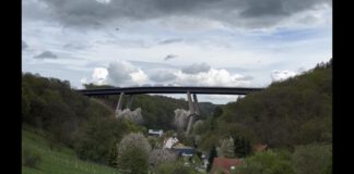 Die Rahmede-Talbrücke im Moment der Sprengung.