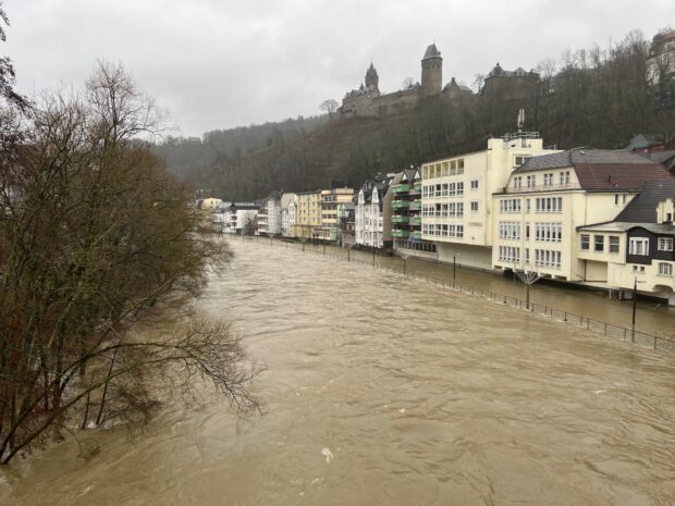 An Weihnachten hatte das Hochwasser seinen höchsten Stand mit 3,03 Meter erreicht. Die Lenneuferstraße war überflutet; an der tiefsten Stelle guckten nur noch wenige Zentimeter des Geländers heraus. Foto: C. Menzel
