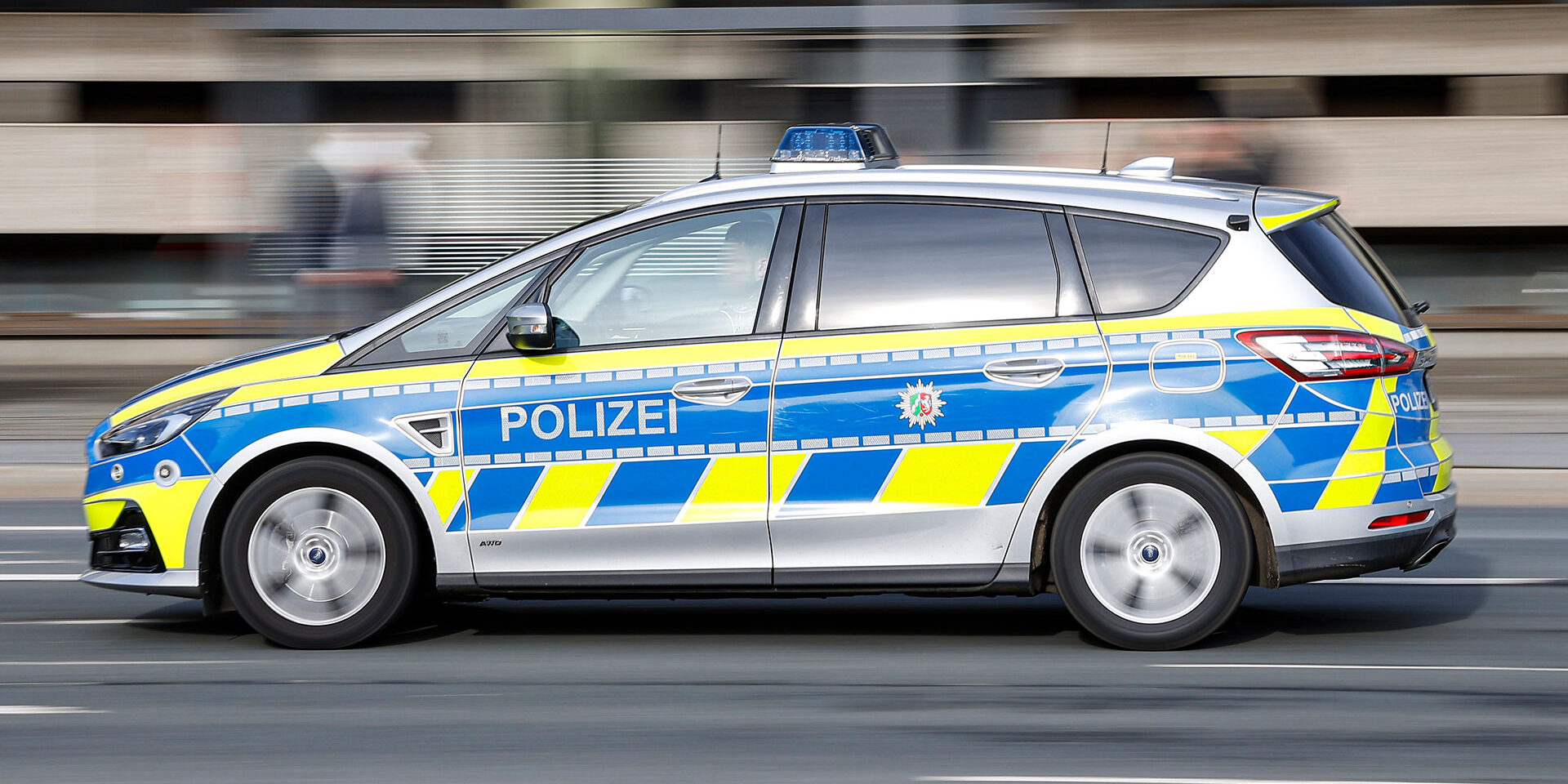 Die Polizei fahndet nach zwei mutmaßlichen Ladendieben, die Kosmetika aus einer Drogerie in Werdohl gestohlen haben sollen.
© Foto: Dennis Echtermann / Symbolbild