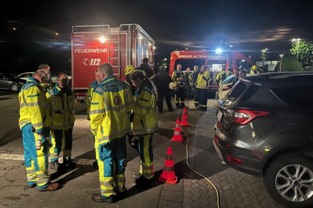 Polizei und Feuerwehr hatten die Einsatzzentrale am Langen Kamp aufgebaut. In der Nacht kam dann die gute Nachricht, dass die Suche eingestellt werden kann.