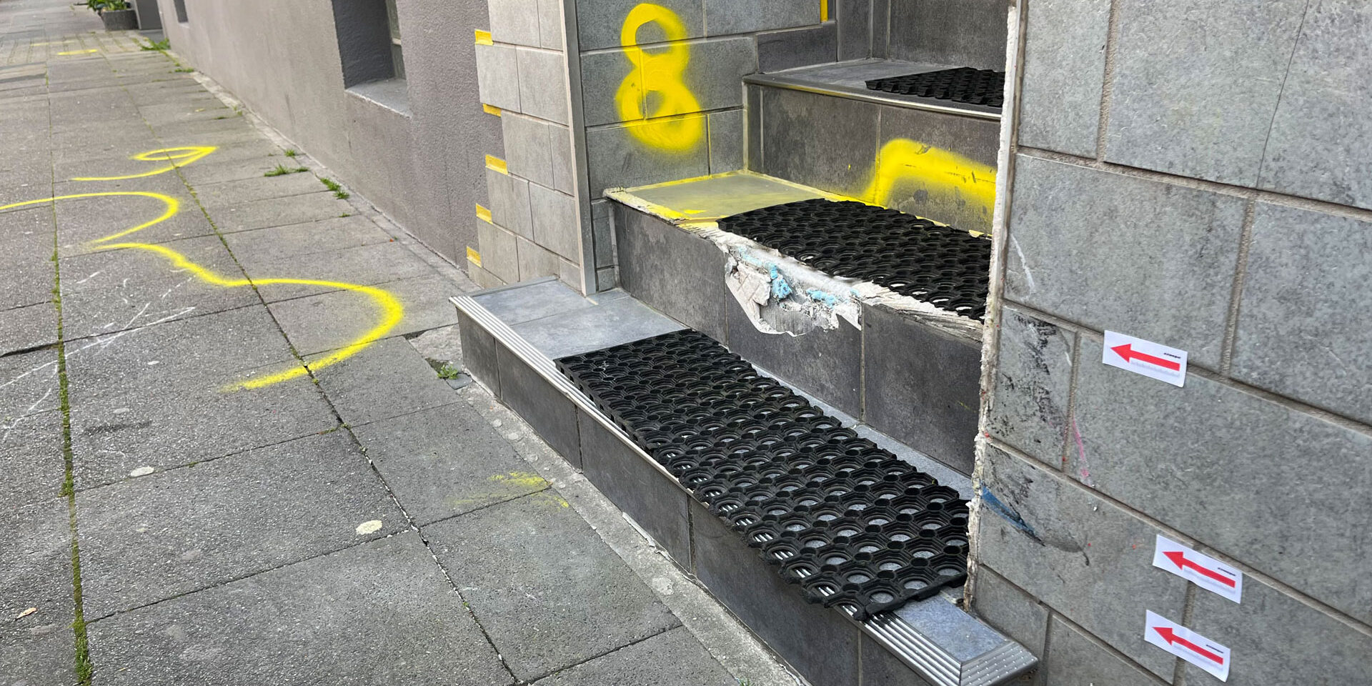 Am Samstagmorgen sind die Spuren des Unfalls noch sichtbar.
© Foto: Kathrin Westerhoff
