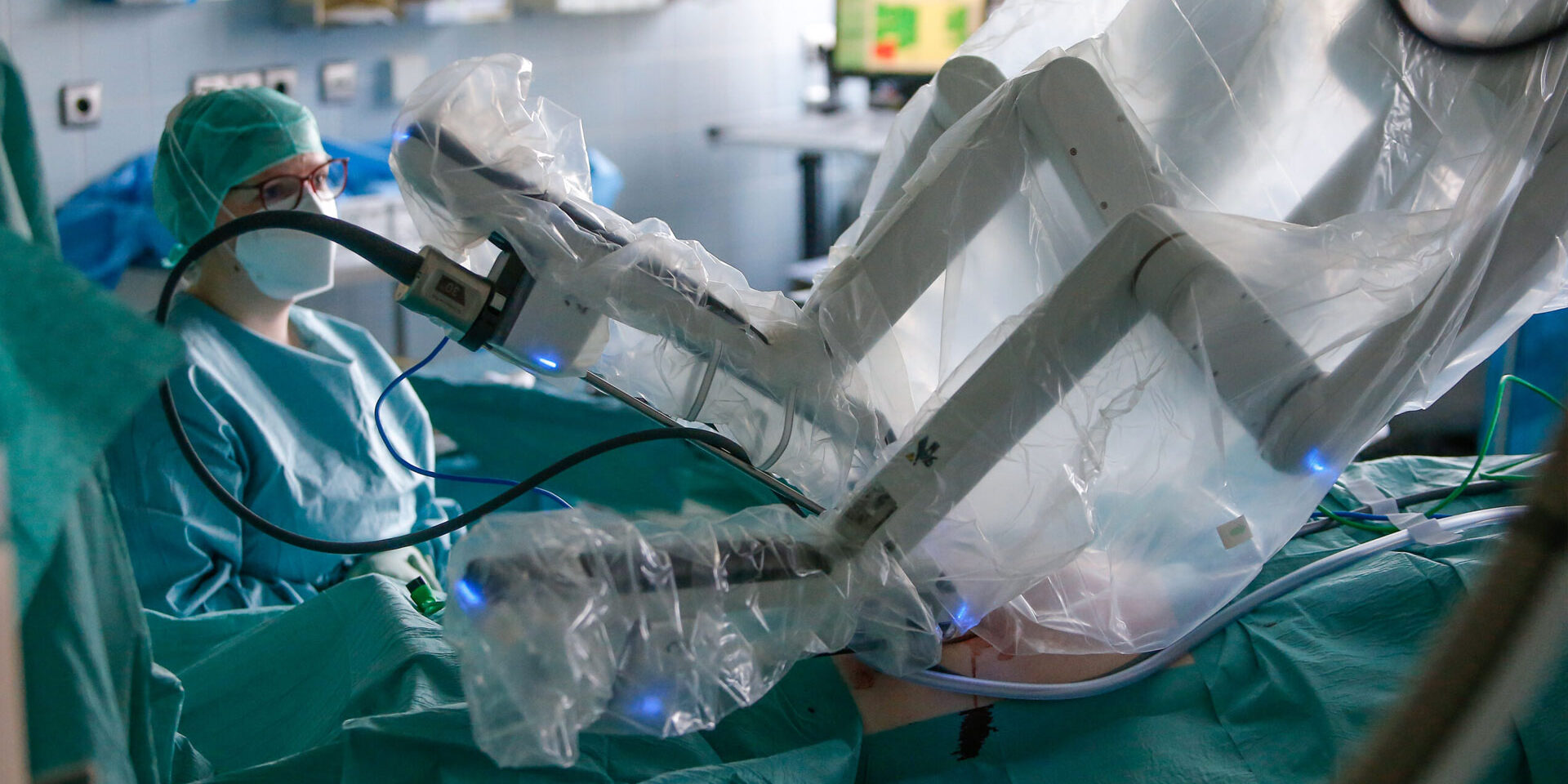 Blick in den OP des St.-Elisabeth-Hospitals mit Da-Vinci-Roboter.
© Foto: Dennis Echtermann