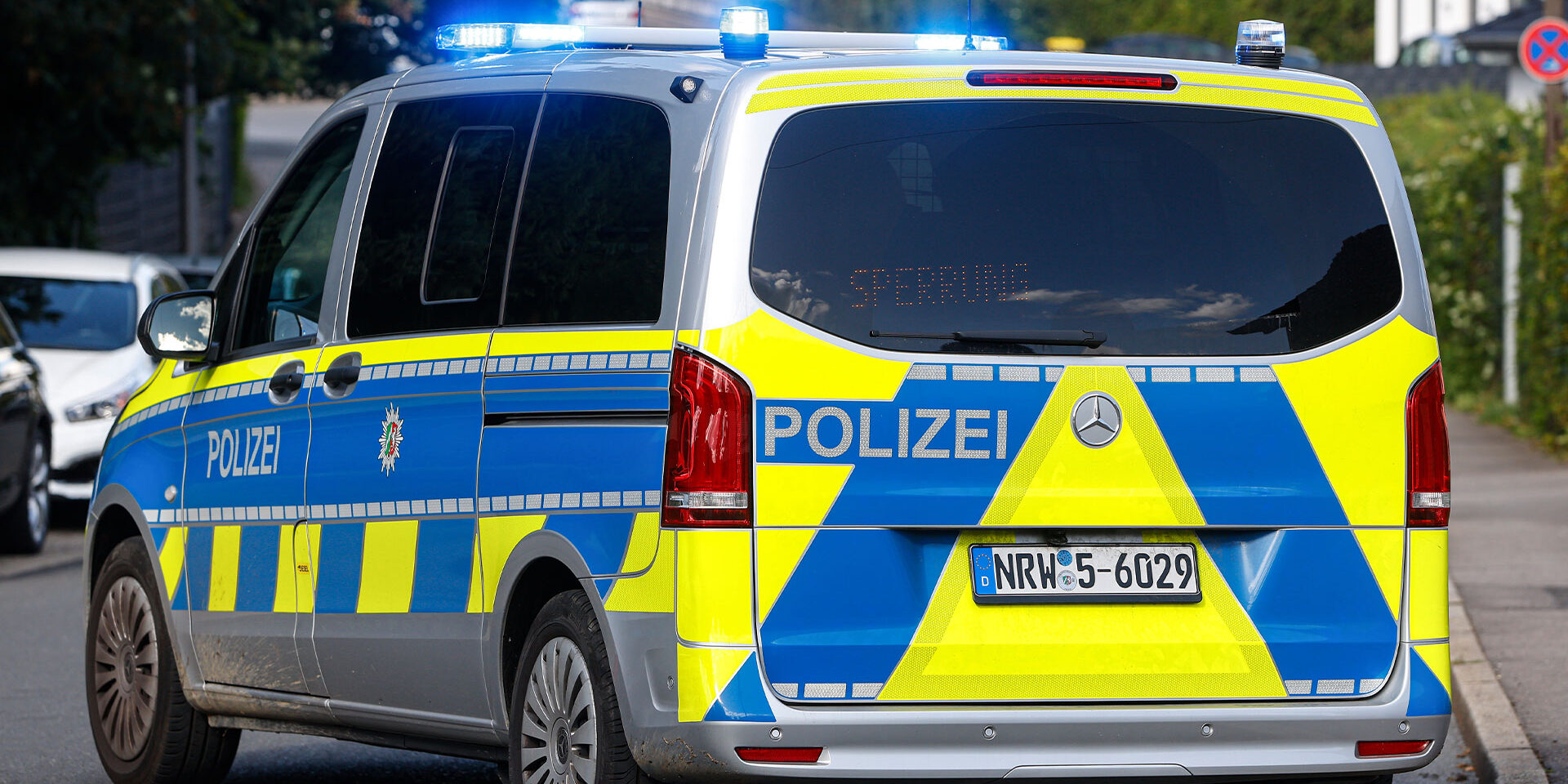 Ein Polizeiwagen mit eingeschaltetem Blaulicht.