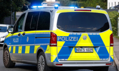 Ein Polizeiwagen mit eingeschaltetem Blaulicht.