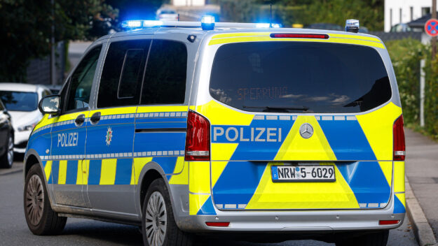 Ein Polizeiwagen mit eingeschaltetem Blaulicht.