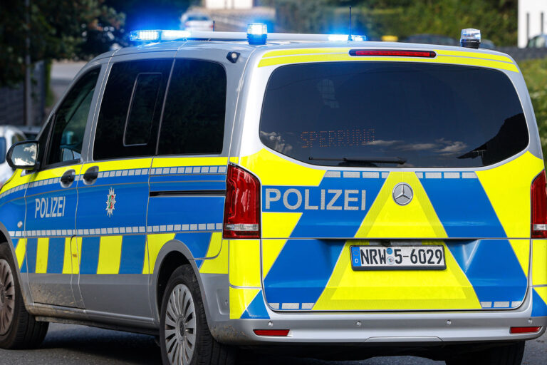 Foto: Symbolbild / Dennis Echtermann Ein Polizeiwagen mit eingeschaltetem Blaulicht.