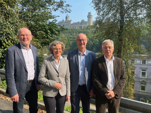 NRW-Ministerin Ina Scharrenbach informiert sich in Altena über den Wiederaufbau nach der Flutkatastrophe vom Juli 2021. Im Bild ( v. li. n. re.): Kämmerer Stefan Kemper, Ministerin Ina Scharrenbach ( CDU ), Bürgermeister Uwe Kober und Referatsleiter Thomas Lülsdorf aus dem Ministerium für Heimat, Kommunales, Bau und Digitalisierung. Foto: Carsten Menzel