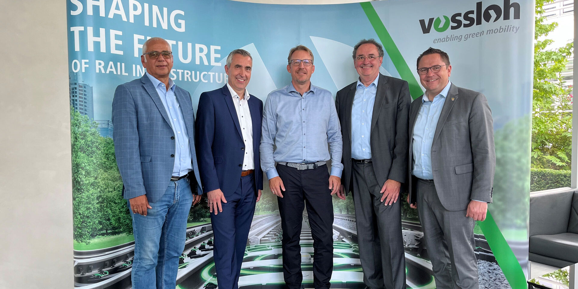 Andreas Becker, Dr. Thomas Triska, Andree Czipura, Jochen Schröder und Landrat Marco Voge beim Besuch 
© Foto: Eileen Bräuniger / Märkischer Kreis