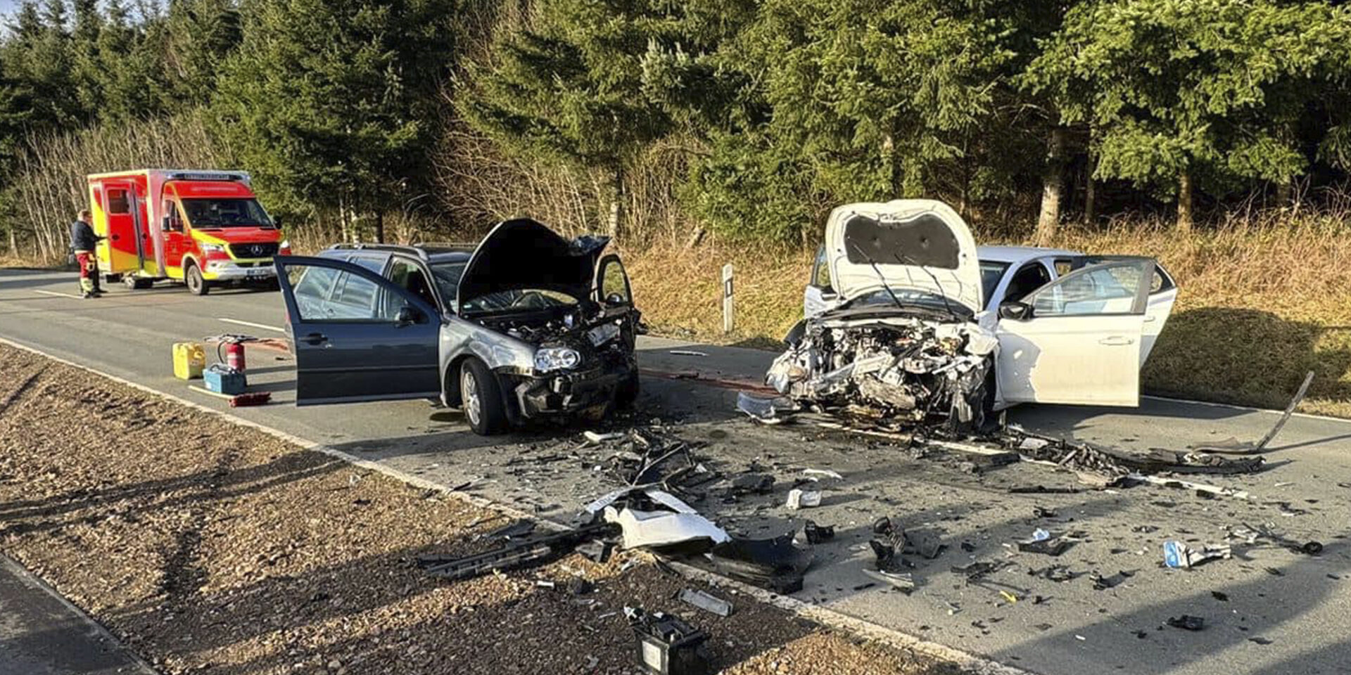 Bei einem Unfall auf der L686 wurden zwei Menschen schwerverletzt. 
© Foto: Feuerwehr Balve