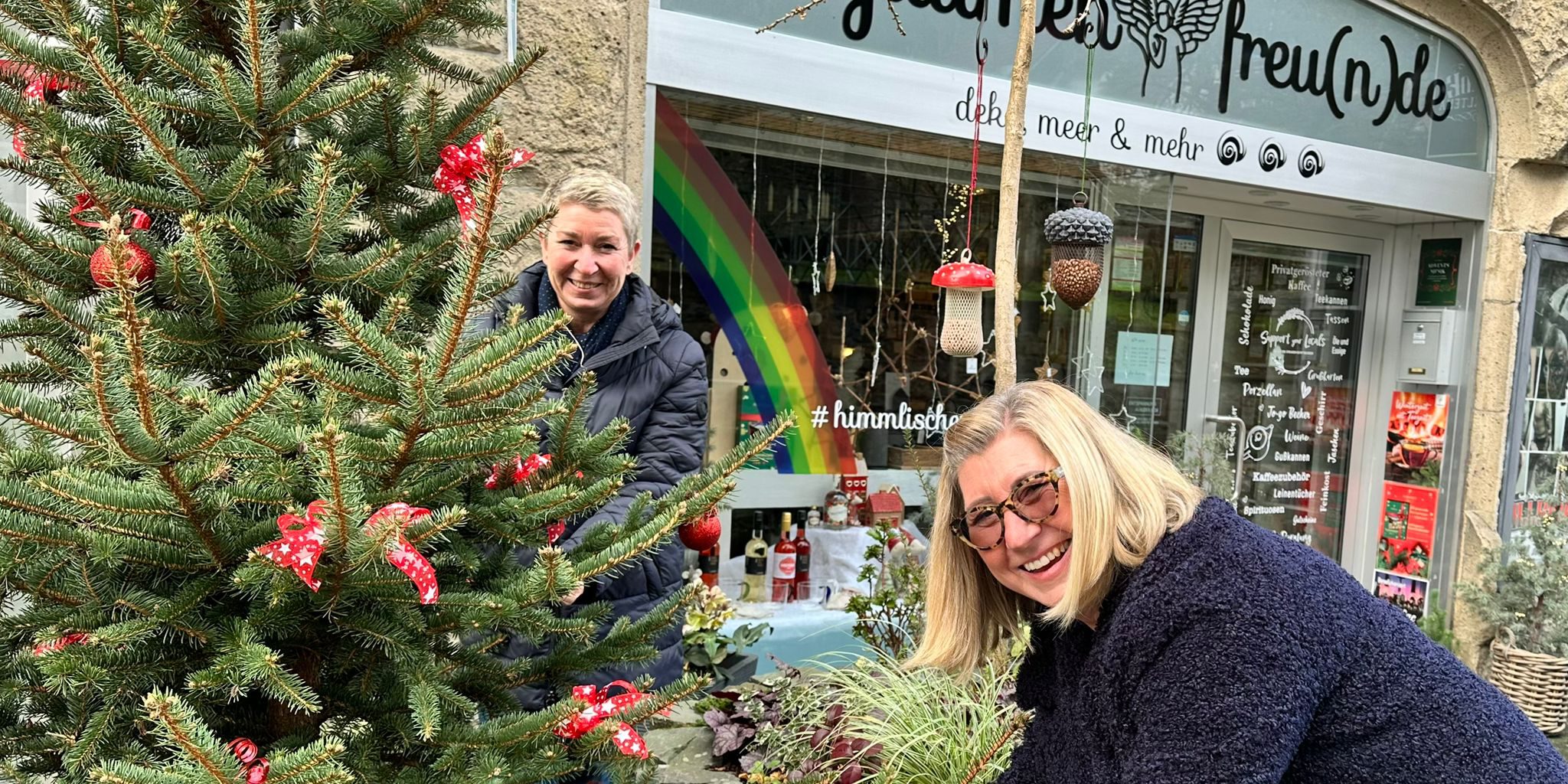 Anja Schiffmann und Susanne Löwen vom Geschäft Gaumenfreunde haben ihren Baum klassisch in Rot geschmückt.
© Foto: LOKALSTIMME