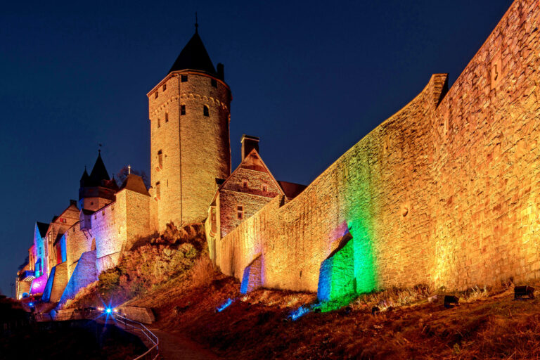 Foto: Stephan Sensen / Museen der Burg Altena Die Burg Altena bei Nacht, beleuchtet in warmen Farben