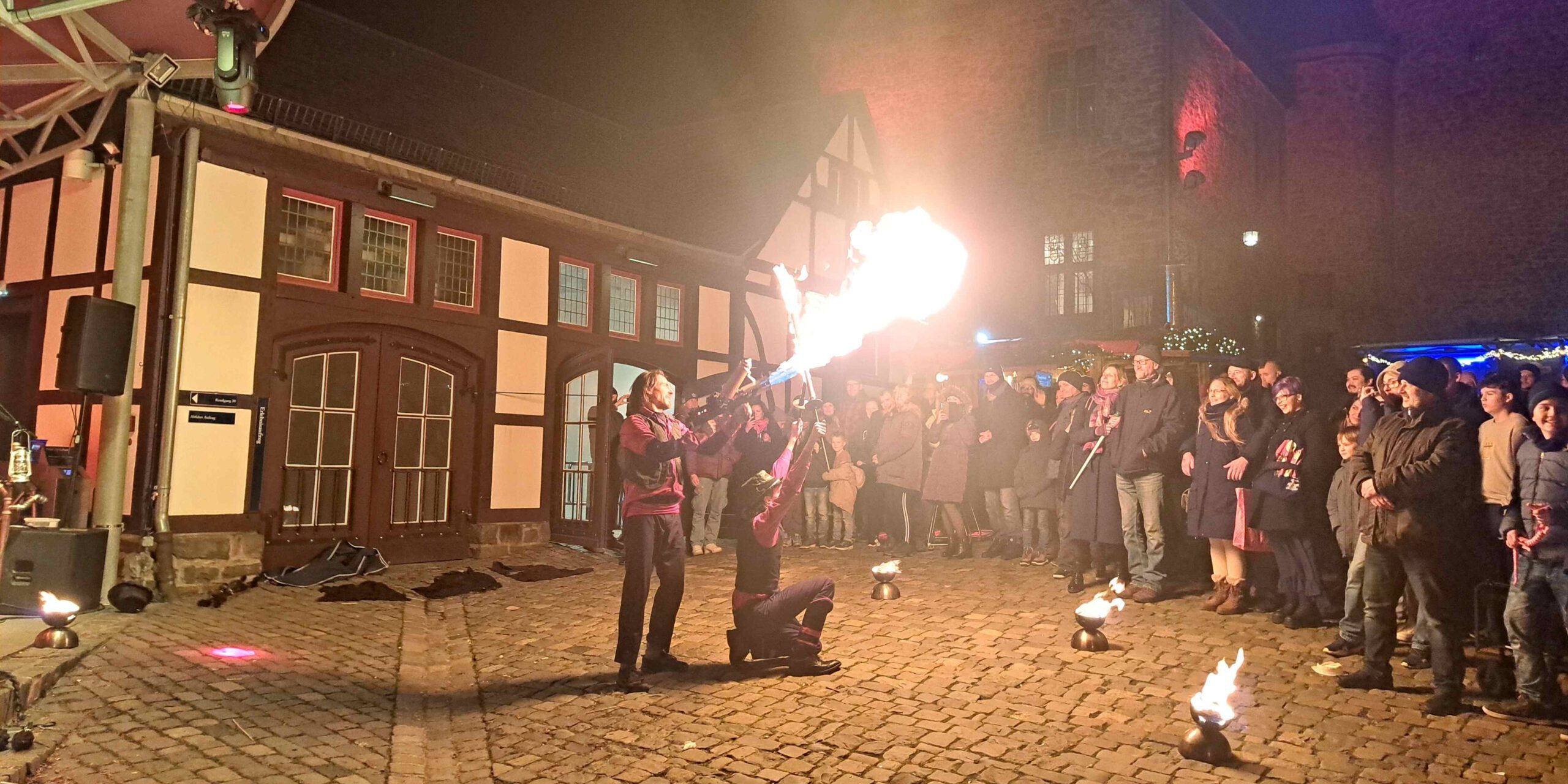 Die Feuershows sind beim Winter-Spektakulum auf Burg Altena  immer der Renner. 
© Foto: Archiv