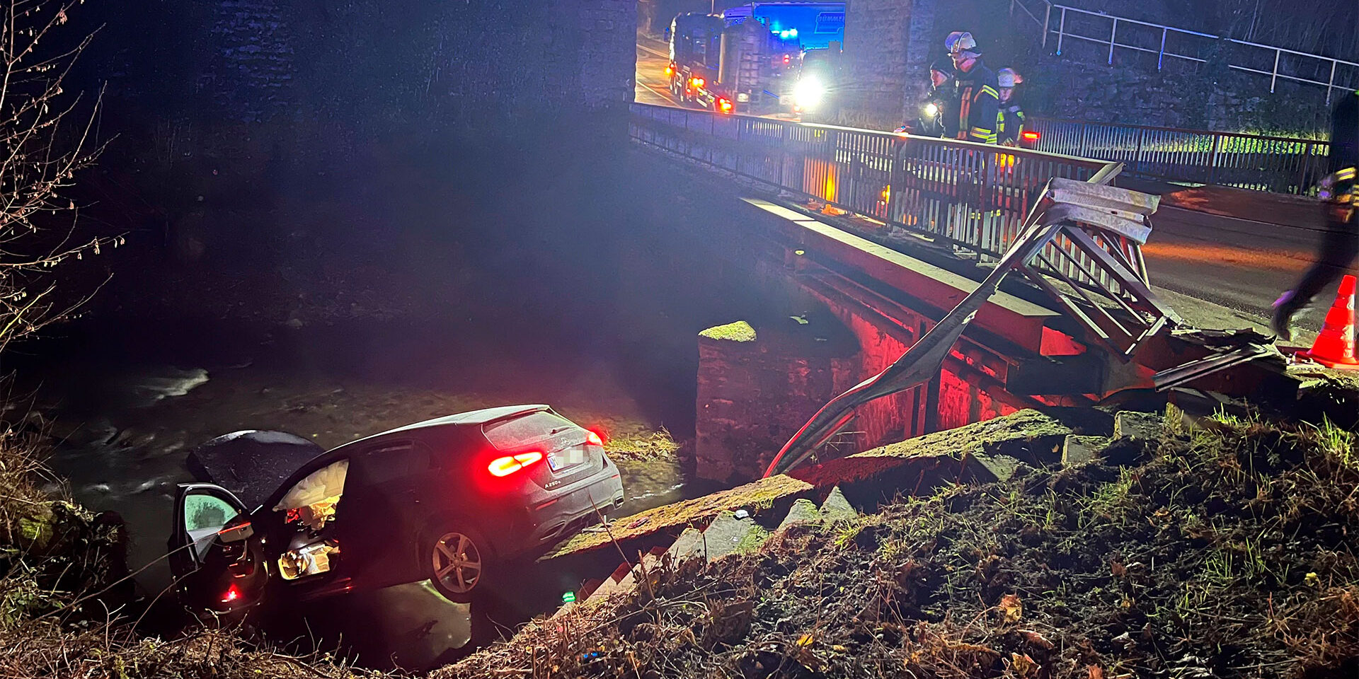 Bei einem Unfall am Freitag ist dieses Auto in die Hönne gestürzt.
© Foto: Polizei Märkischer Kreis