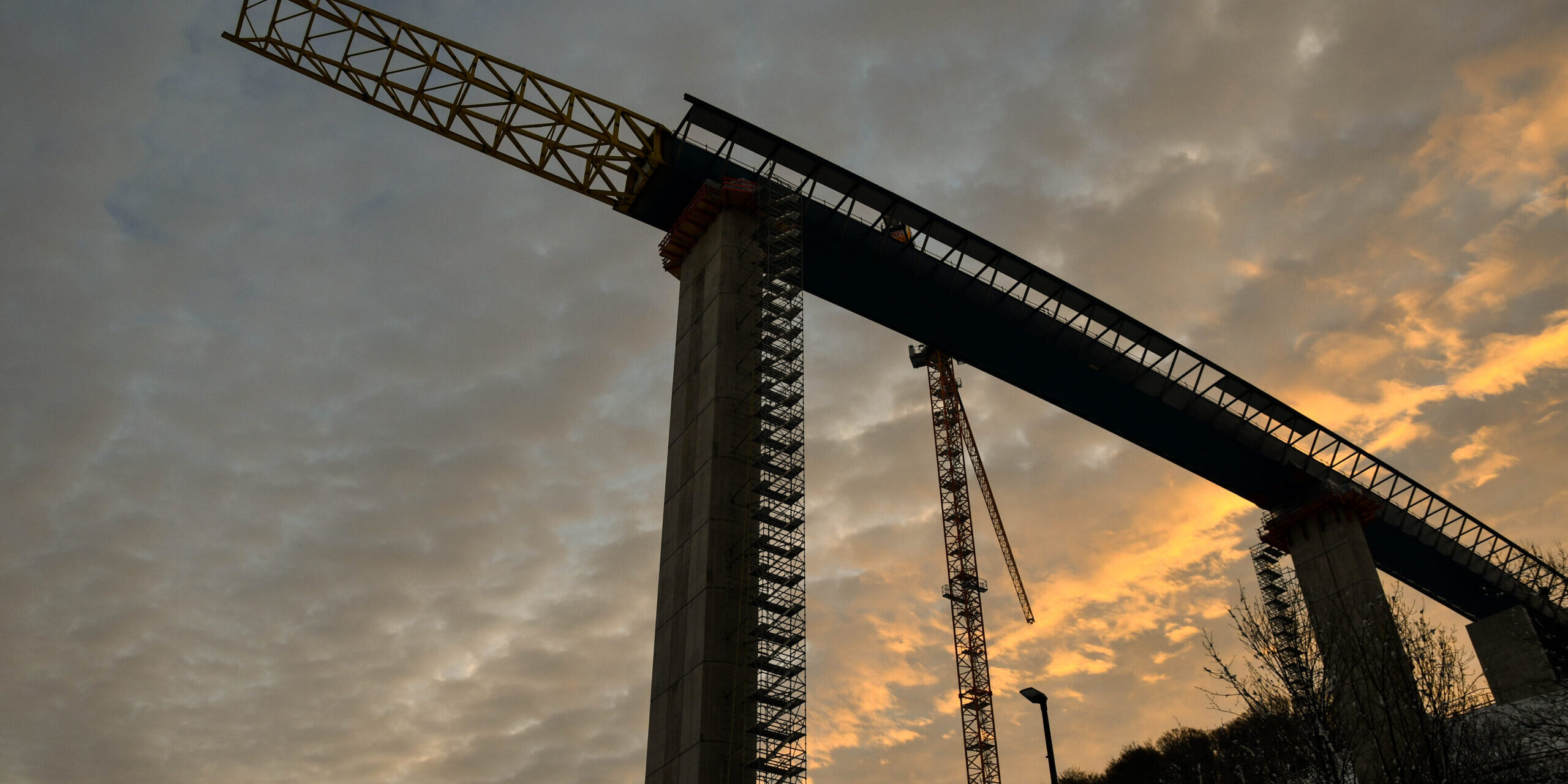 An der im Bau befindlichen neuen Autobahnbrücke im Rahmedetal steht die