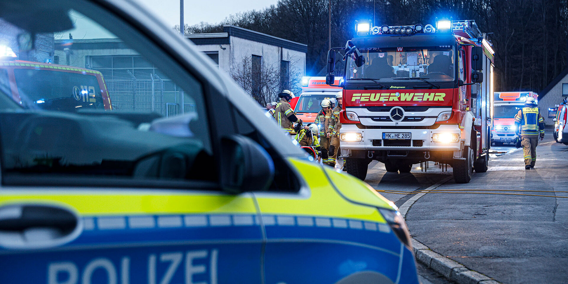 Polizei, Feuerwehr und Rettungsdienst waren in Menden im Einsatz. Das Leben eines Mannes konnten sie nicht mehr retten.
© Foto: Dennis Echtermann