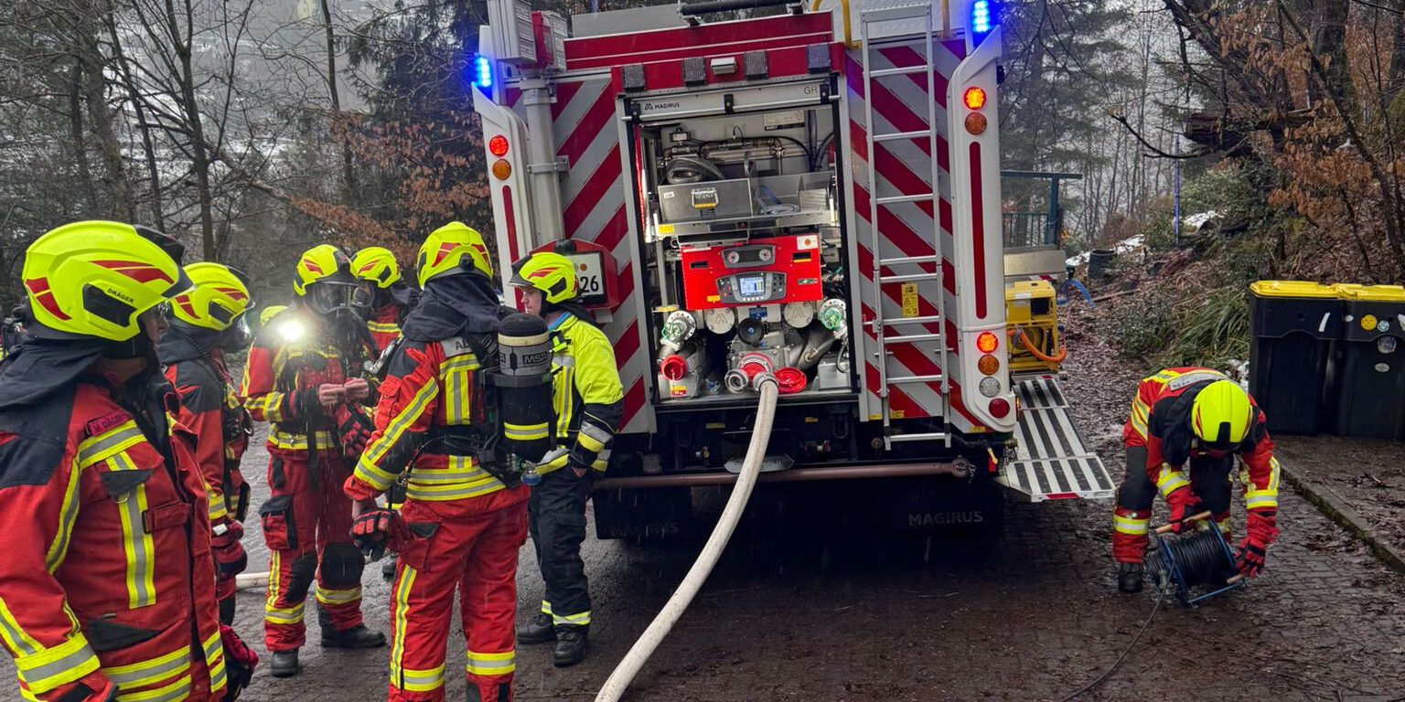 Die Einsatzkräfte hatten das Feuer in einem Mehrfamilienhaus in der Straße Im Steinsiepen in Altena schnell unter Kontrolle
© Foto: Selle/Pressesprecher Feuerwehr Altena