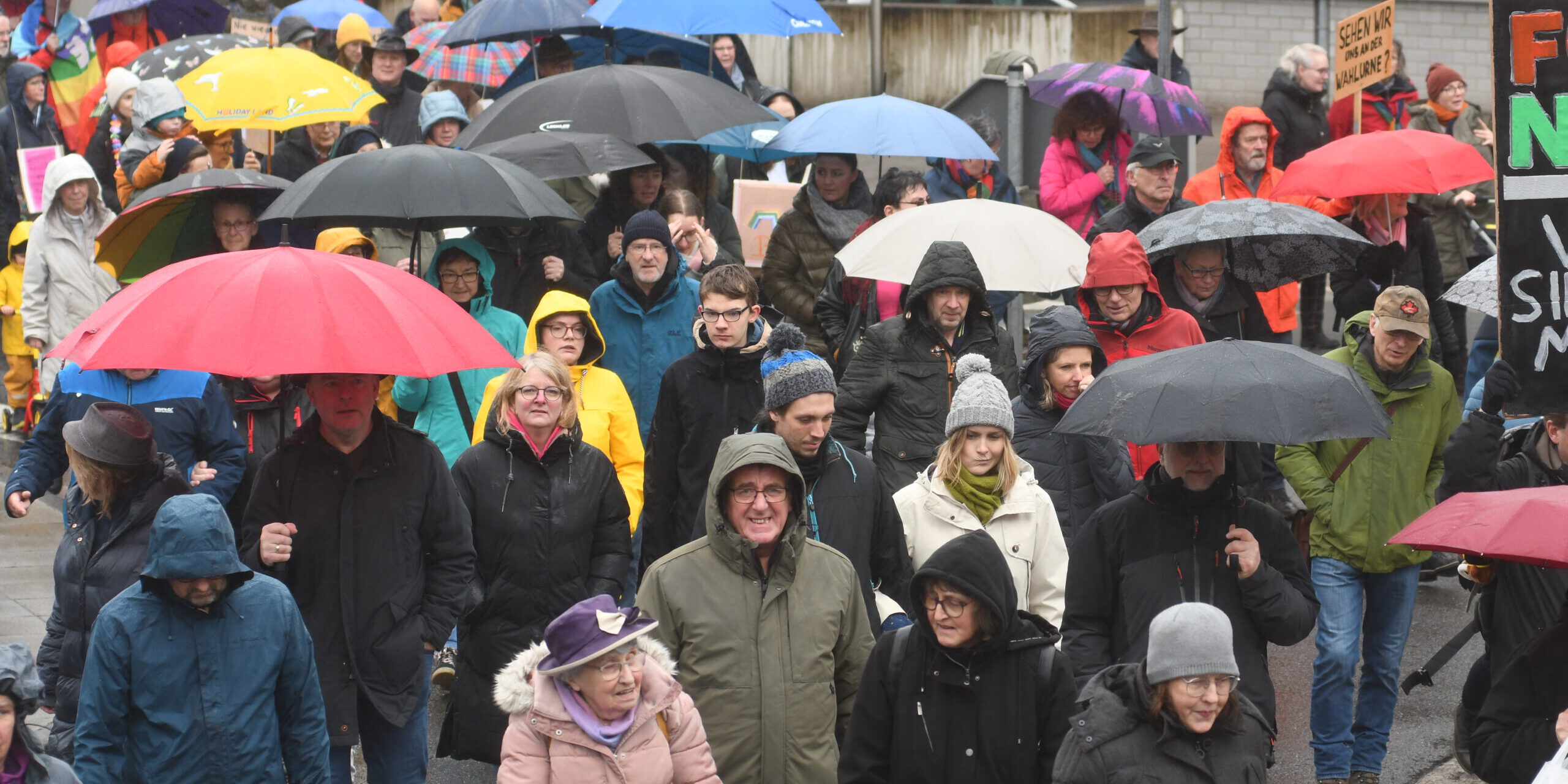 Im vergangenen Jahr nahmen rund 500 Menschen an der von Miriam Rönnecke und Katharine Trimpop initiierten Demo in Altena teil. 
© Foto: LOKALSTIMME