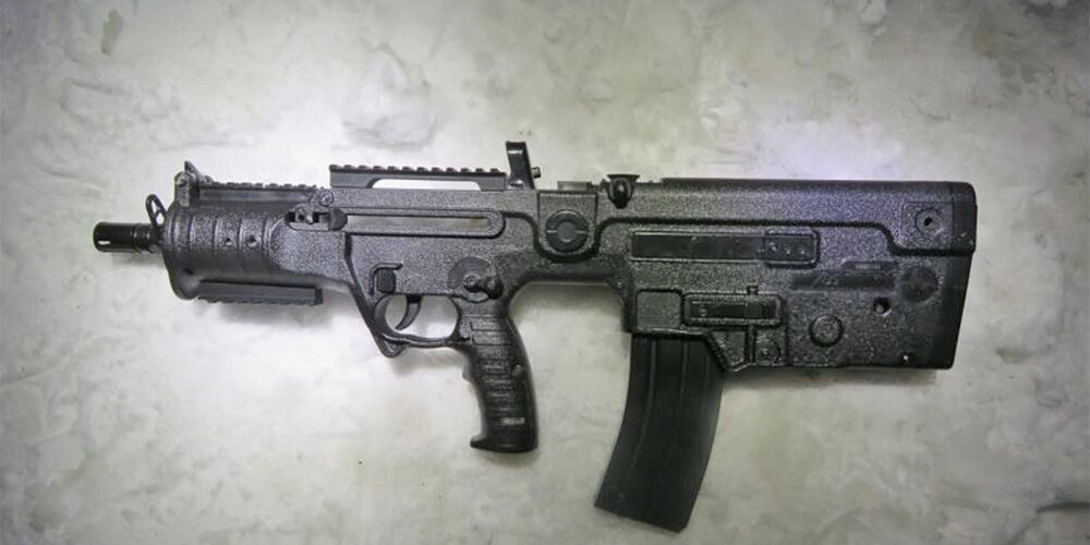 Rund zehn Personen treffen sich in Kierspe zum Videodreh: Sie sind vermummt und haben Maschinenpistolen (Foto) und Handfeuerwaffen am Start.
© Foto: Polizei MK