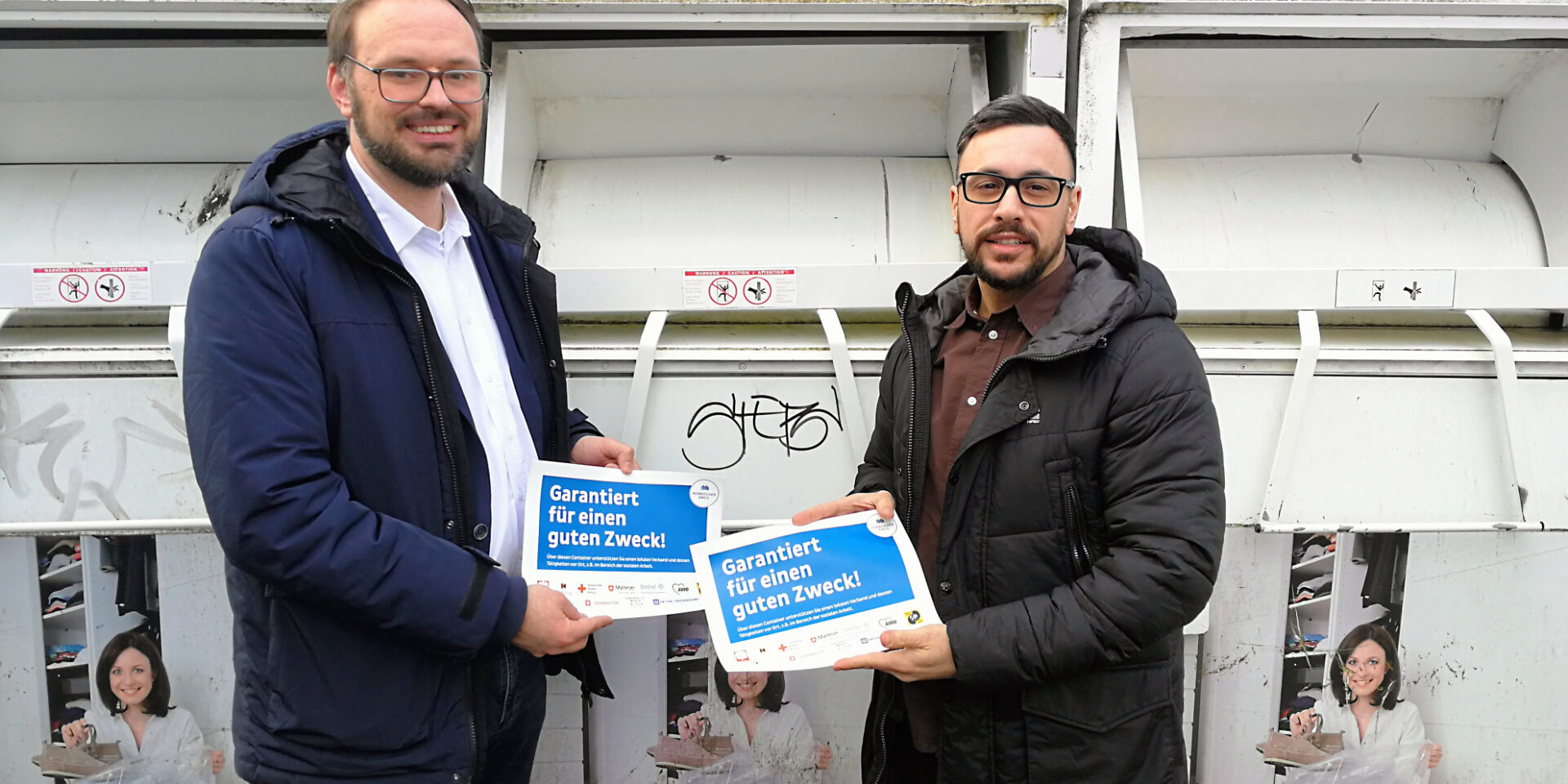 Dr. Johannes Osing (l) und Kazim Coskun freuen sich über die neuen Aufkleber für die Altkleidercontainer. 
© Foto: Märkischer Kreis