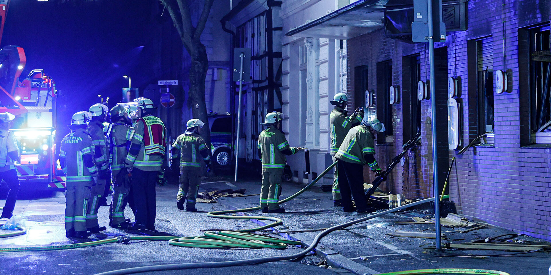 Im Restaurant Peleponnes in Menden ist in der Nacht zu Samstag ein Feuer ausgebrochen. Die Feuerwehr rettete sechs Personen aus Wohnungen über der Gaststätte.
© Foto: Dennis Echtermann