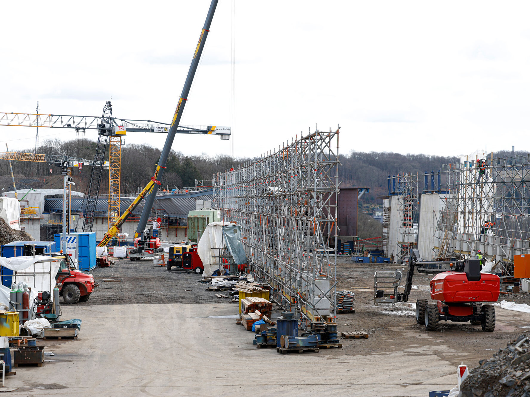 Brückenbau Rahmedetal: Blick auf Baustelle mit Kran