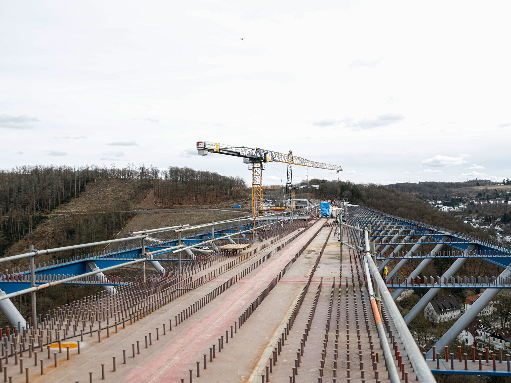 Brückenbau Rahmedetal: Blick auf Baustelle mit Kran – Stahlhochzeit am 25. Februar 2025.