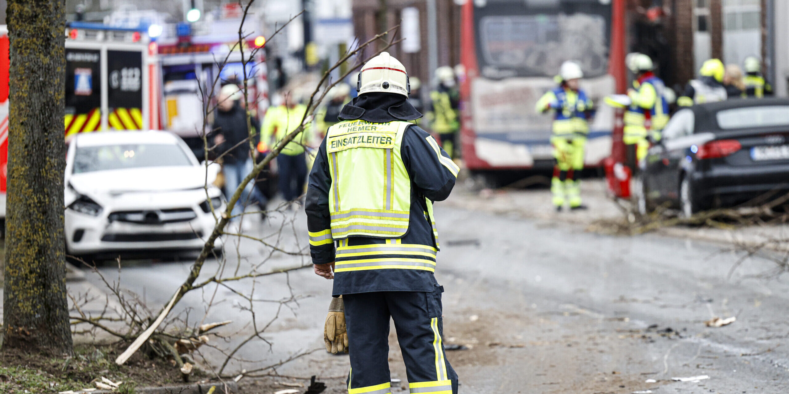 Der Bus der Linie 33 ist am Samstag gegen eine Hauswand gekracht und hat vorher mehrere Pkw getroffen und einen Baum umgefahren.
© Foto: Dennis Echtermann