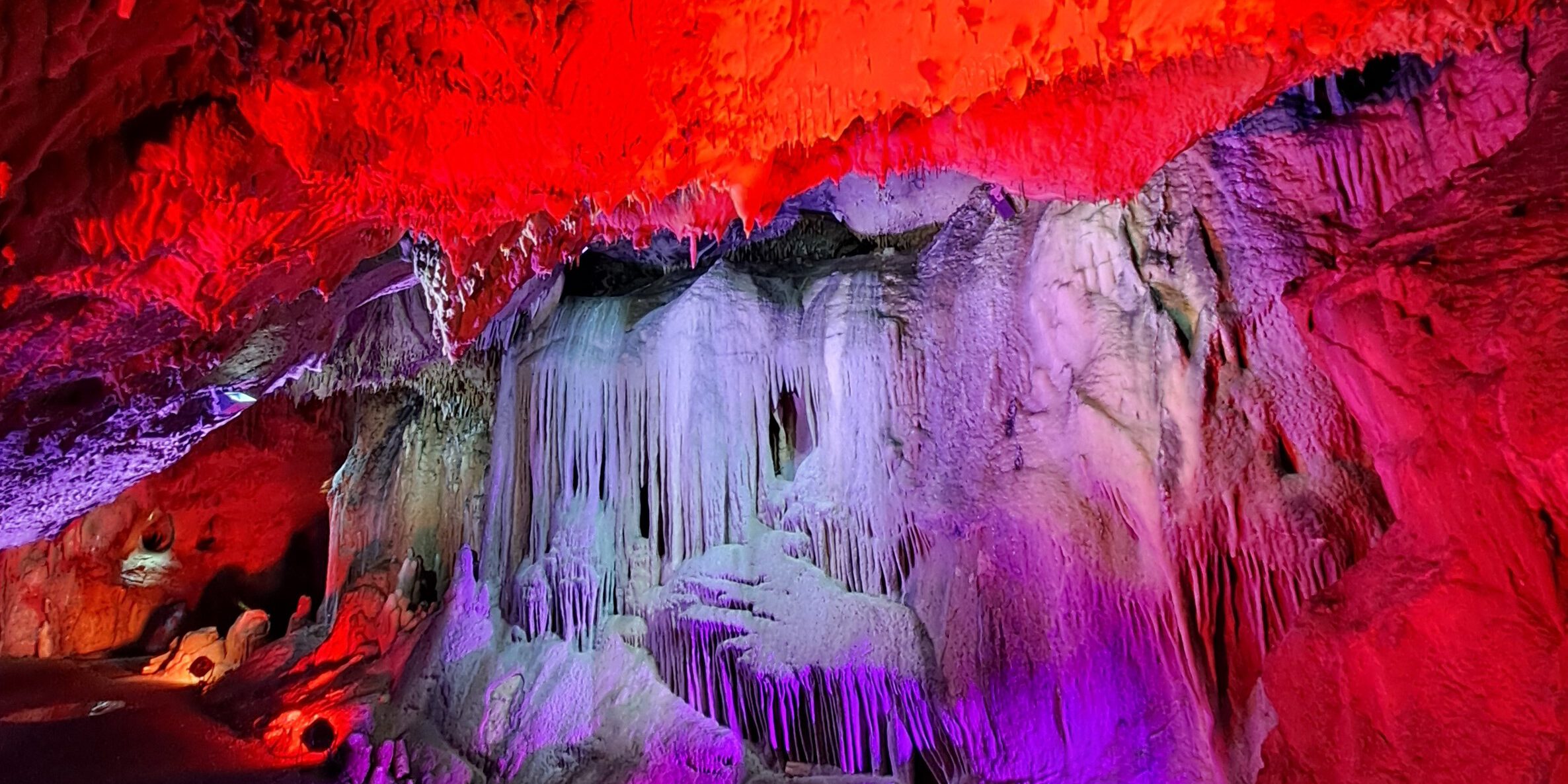 Die bunt beleuchteten Tropfsteine in der Dechenhöhle.