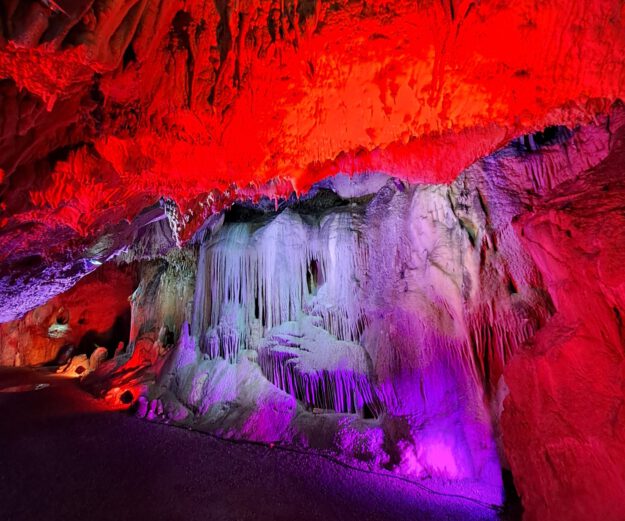 Foto: Dr. Stefan Niggemann/Dechenhöhle Die bunt beleuchteten Tropfsteine in der Dechenhöhle.