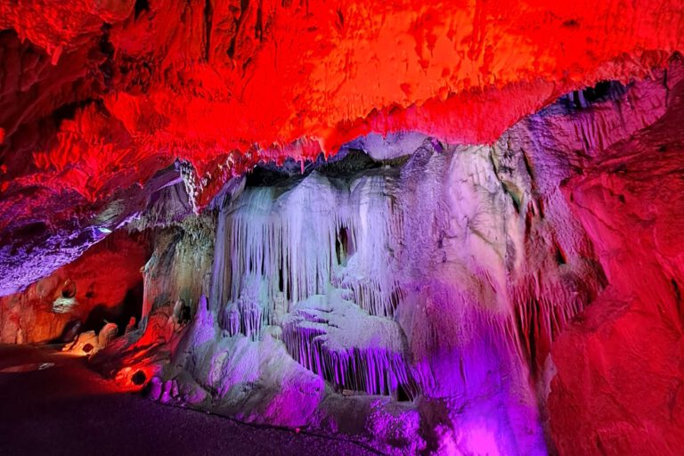 Die bunt beleuchteten Tropfsteine in der Dechenhöhle.