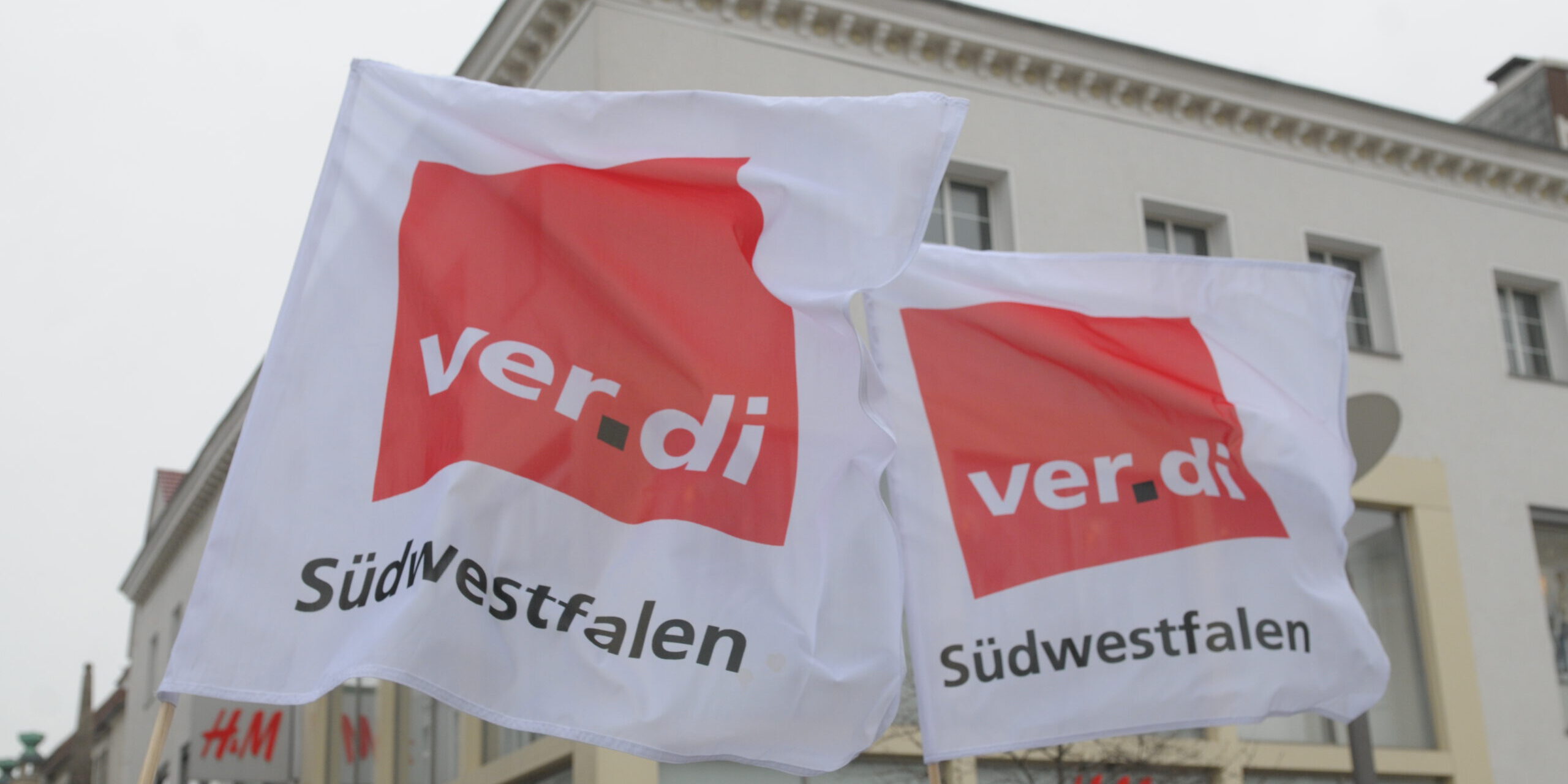 Beschäftigte der Kreisverwaltung werden am Mittwoch, 12. März, streiken.  Flaggen von ver.di Südwestfalen wehen im Wind.