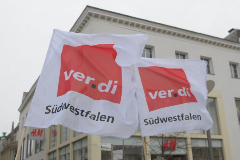 Flaggen von ver.di Südwestfalen wehen im Wind.