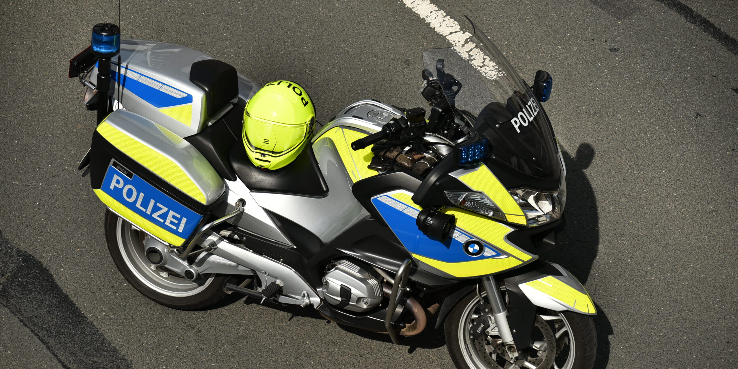 Die Polizei bittet Autofahrer zum Start der Motorradsaison um besondere Obacht.
© Foto: Alexander Barth Ein Polizeimotorrad steht auf einer Straße.