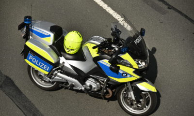 Ein Polizeimotorrad steht auf einer Straße.