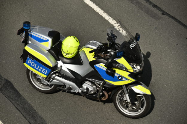 Foto: Alexander Barth Ein Polizeimotorrad steht auf einer Straße.