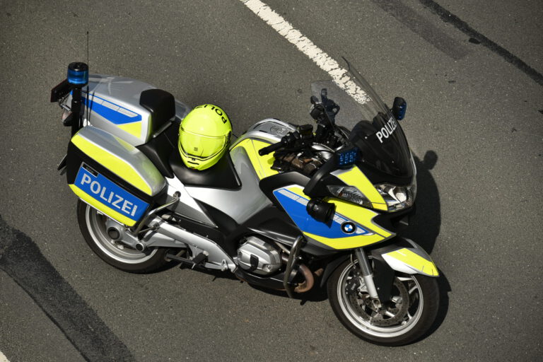 Ein Polizeimotorrad steht auf einer Straße.