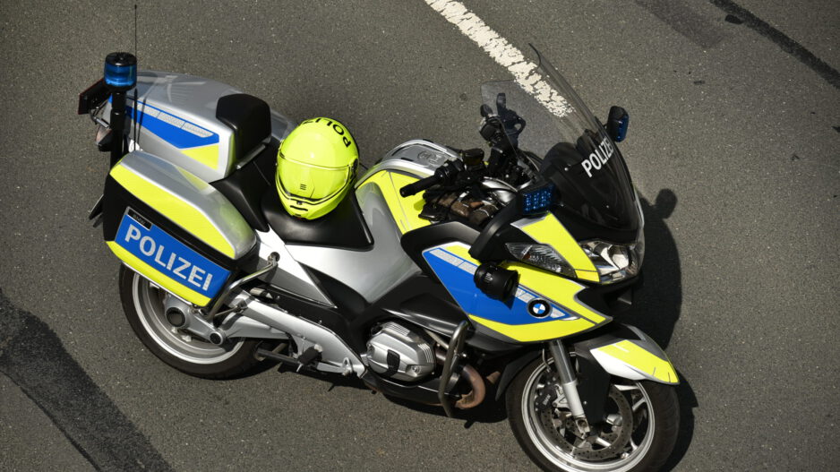 Ein Polizeimotorrad steht auf einer Straße.