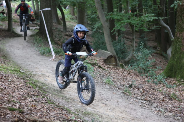 Foto: Christoph Schulte Auf einem Mountainbike Trail fahren Personen auf einem Fahrrad.