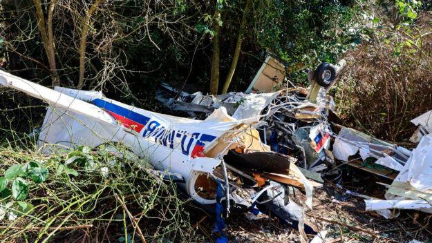 Foto: Alex Talash Ein Flugzeugwrack liegt in einem Gebüsch