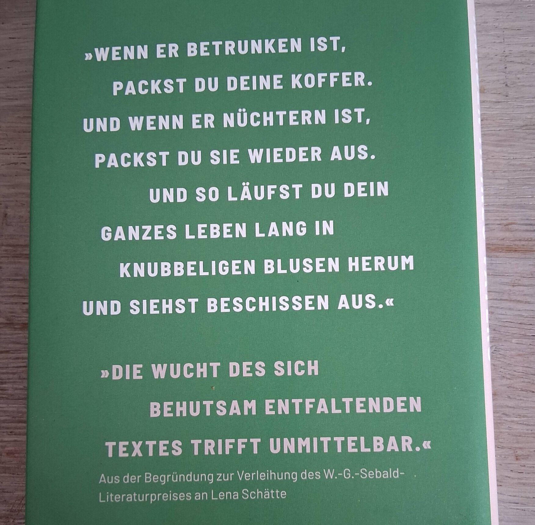 Die Rückseite eines Buches mit dem Titel "Freue mich auf alles, was kommt."